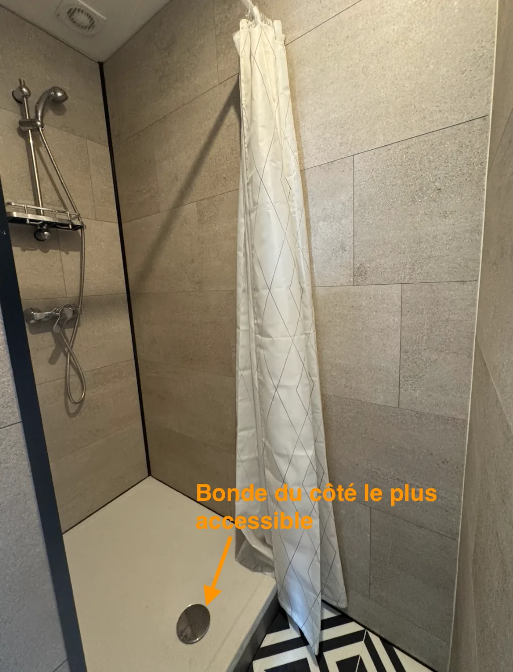 Exemple d’une bonne pose avec la bonde facilement accessible en cas de fuite