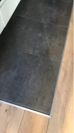 Zoom de la jonction carrelage/parquet