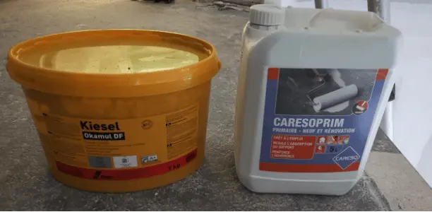 À droite le primaire d’accroche avant de mettre le produit de gauche qui est l’étanchéité sous carrelage. Il y a également des bandes (pas sur la photo) à placer dans les angles de la douche.
