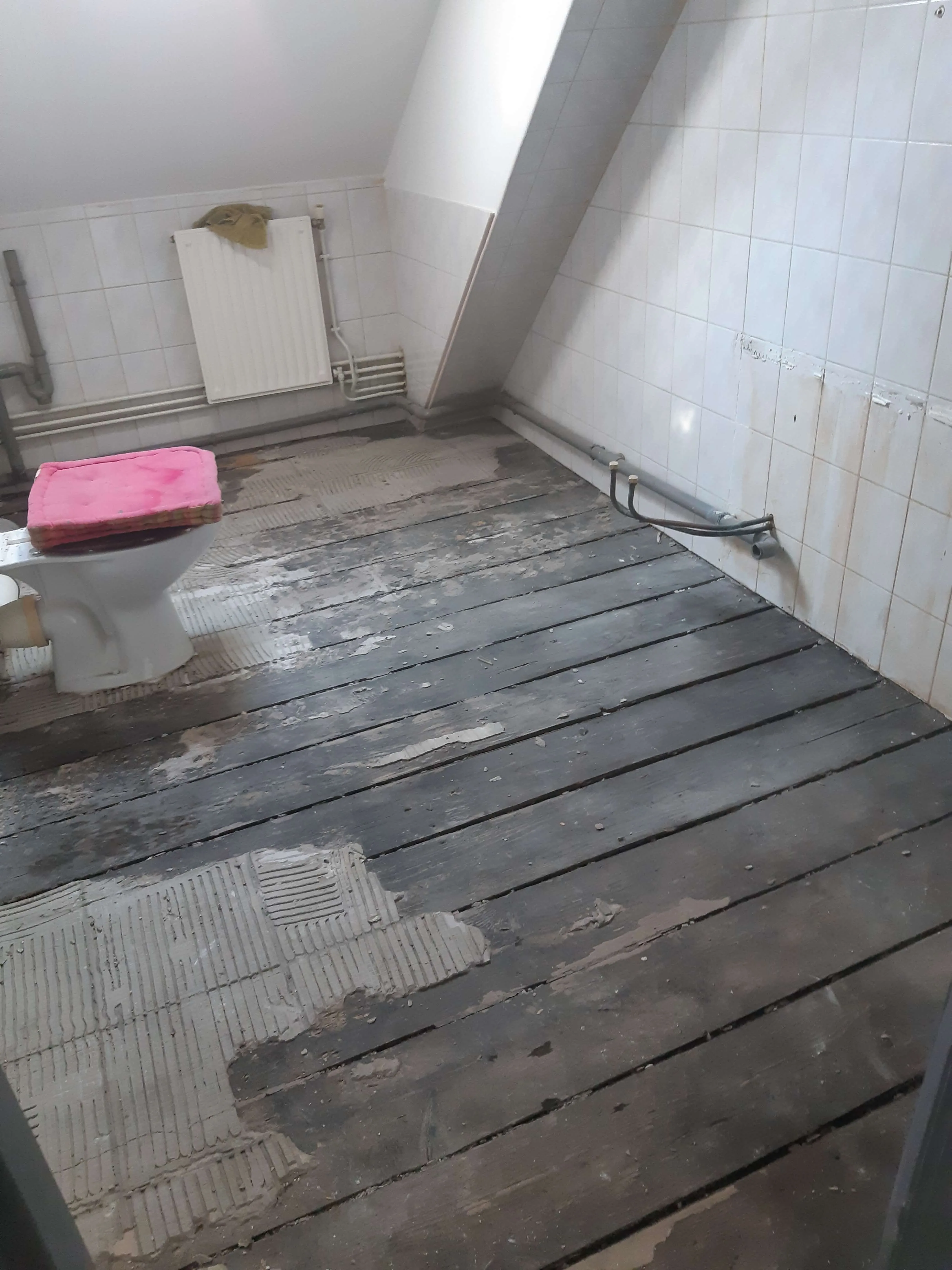 Retirer le carrelage et la colle pour mettre le plancher bois à nu
