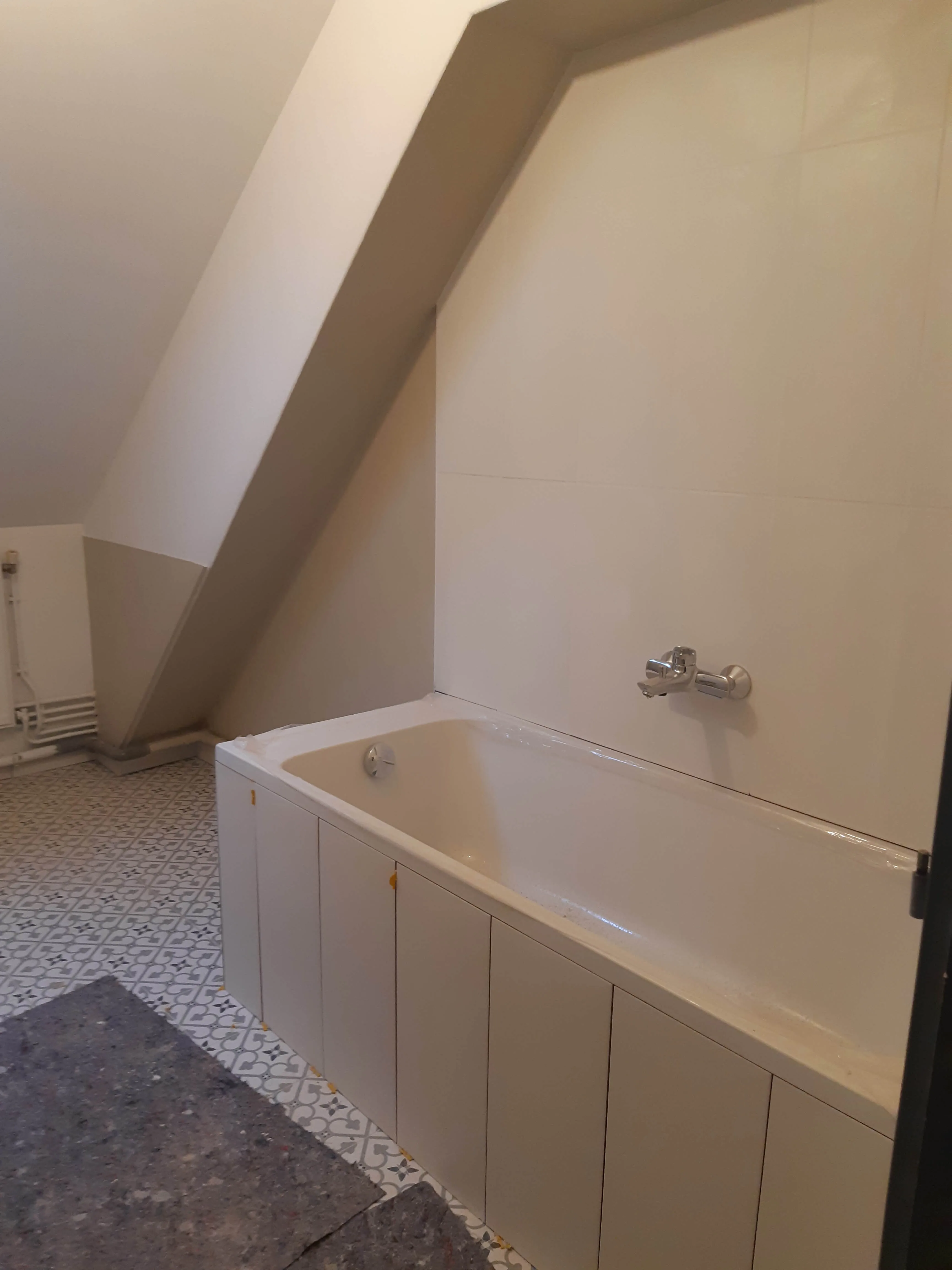 Mise en place faïence sur baignoire pour respecter la triple étanchéité