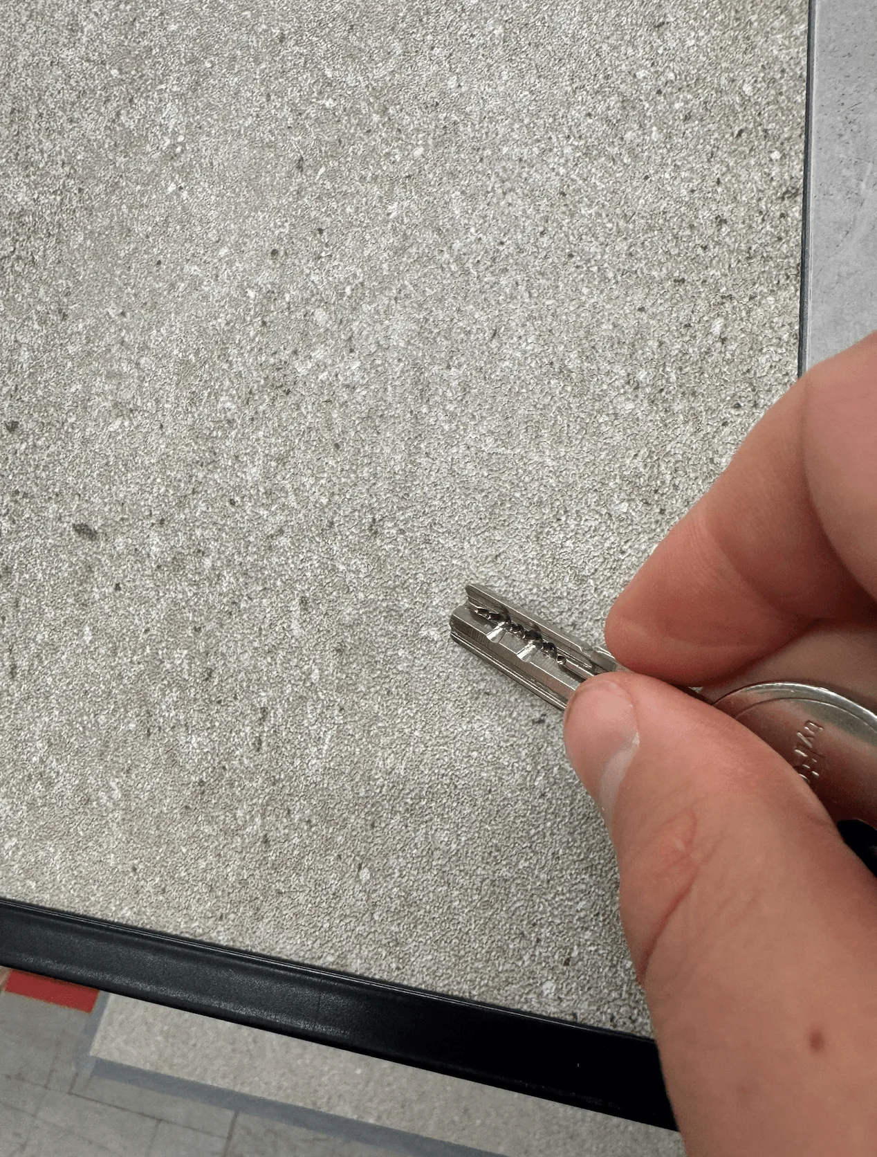 Photo test de la clé sur le mat beige, et aucune marque ✅