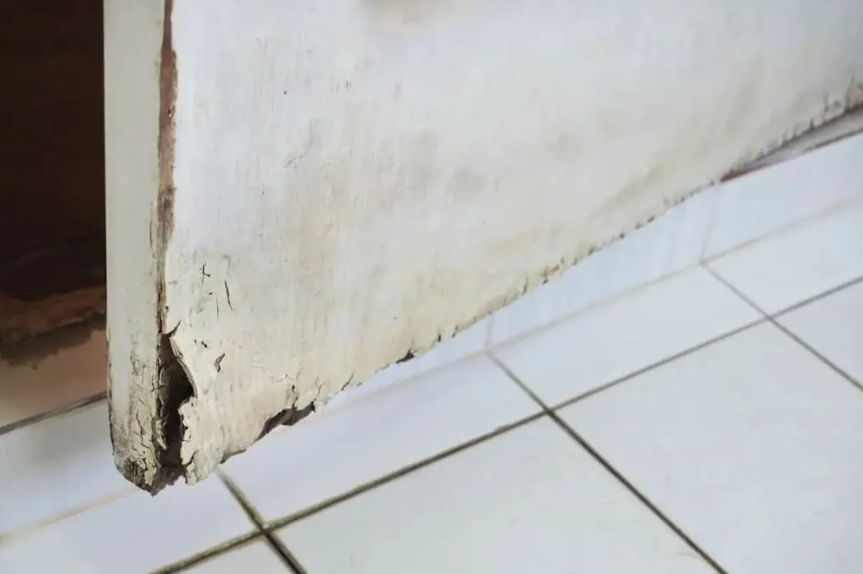 Meuble qui a pris l’eau : à remplacer