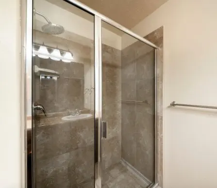 Exemple de porte de douche avec cadre
