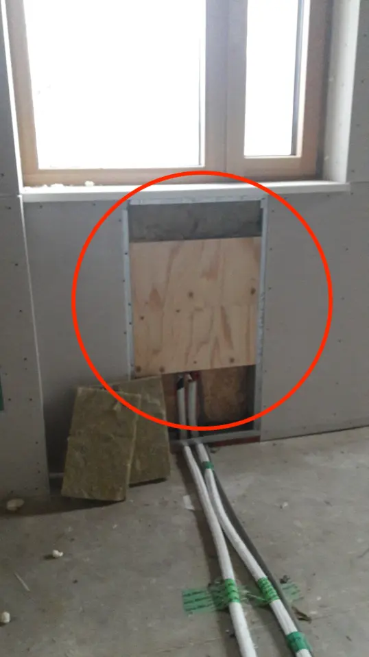 Rappel FT 20 : Exemple renfort en bois derrière du BA13 entre 2 rails