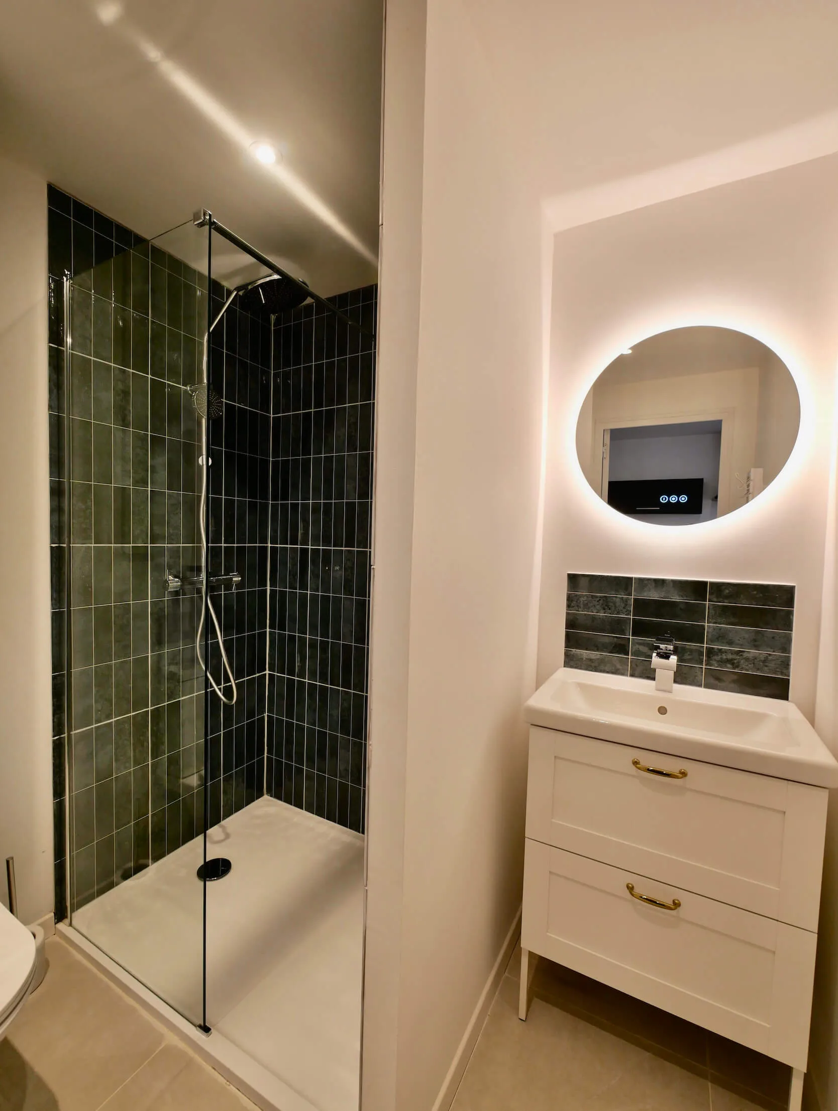 Salle de bains avec miroir rond