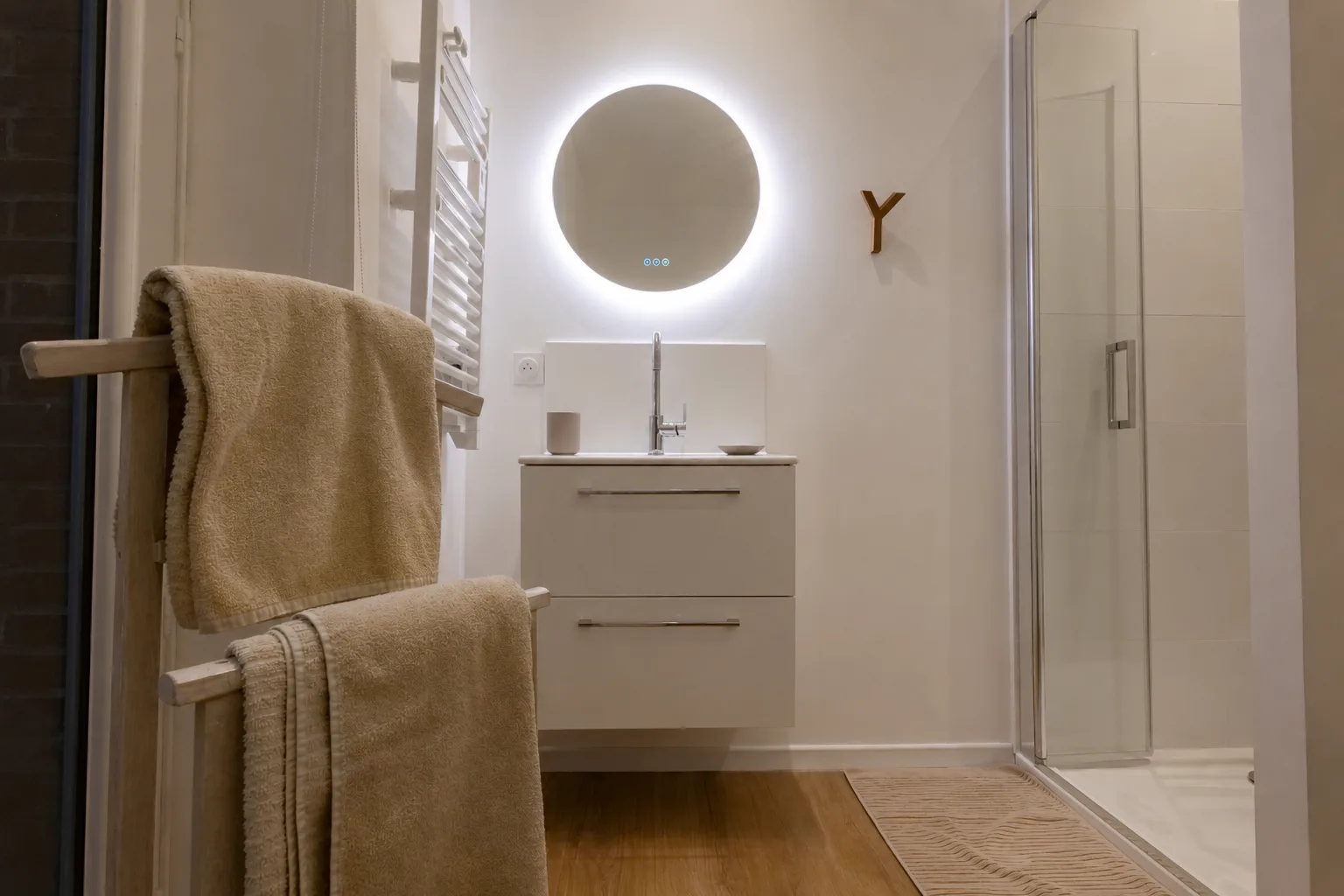 Salle de bains avec miroir rond éclairé