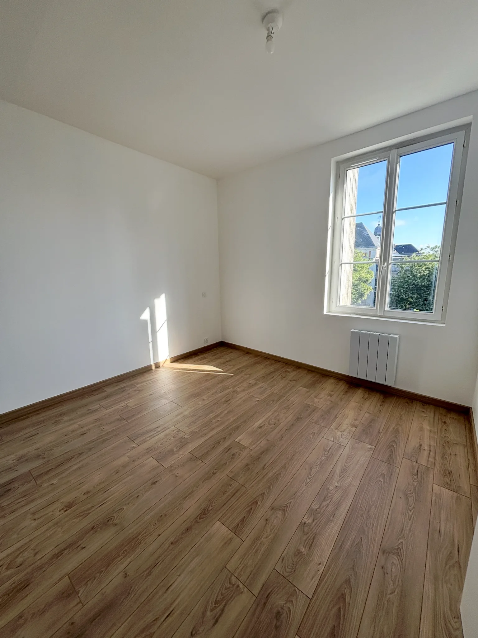 Chambre avec stratifié après rénovation