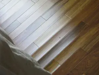 Plancher bois gondolé = dégât d’eau ou humidité à investiguer