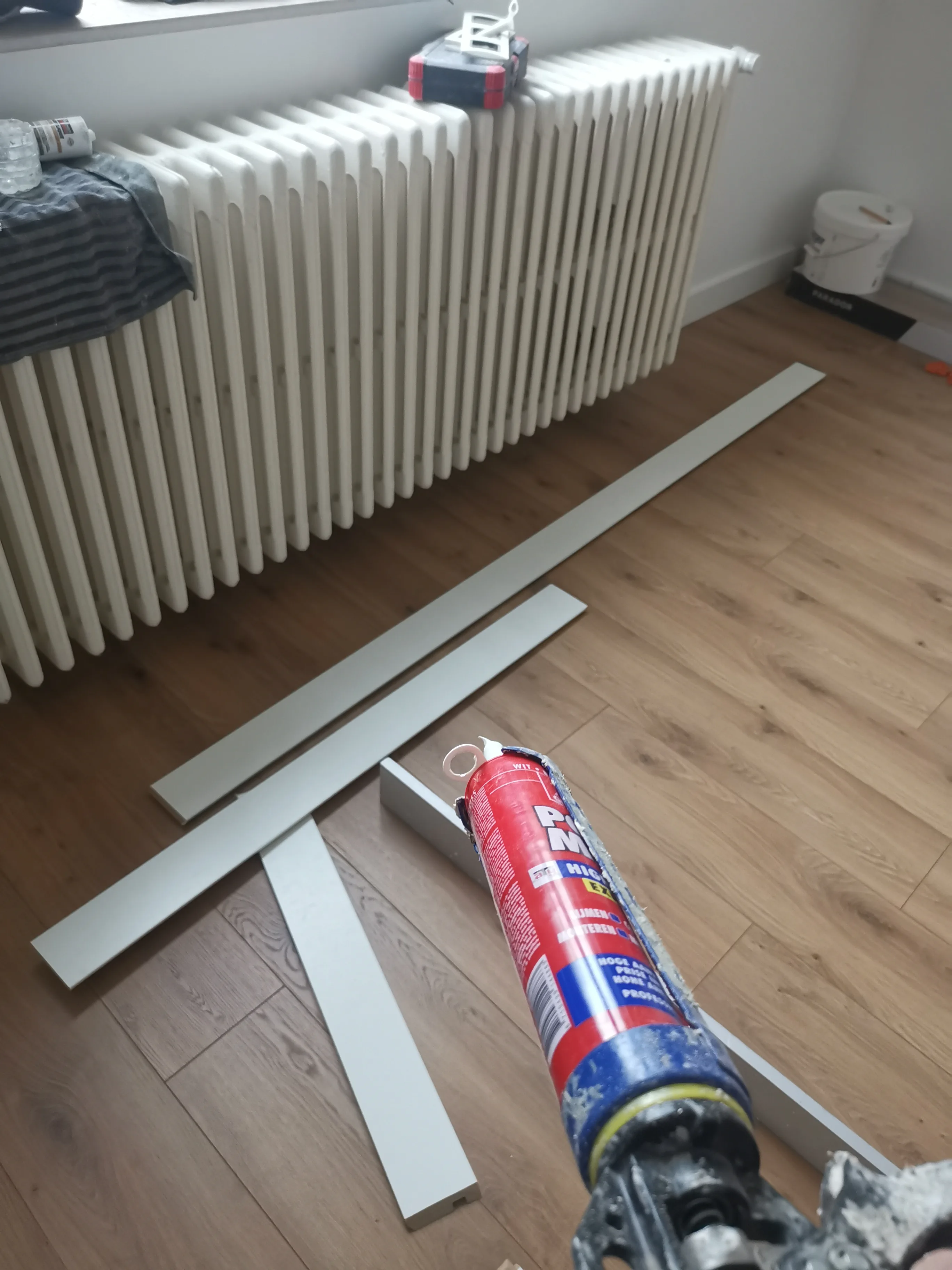 Pose de plinthes à la colle polymère